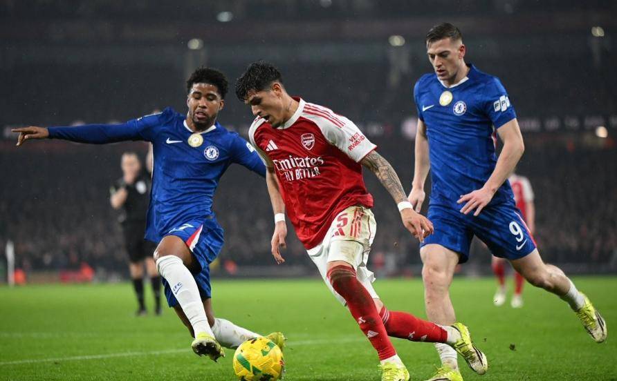 足坛一夜动态：AC米兰22轮不败，阿森纳双杀切尔西，巴萨冲4冠王